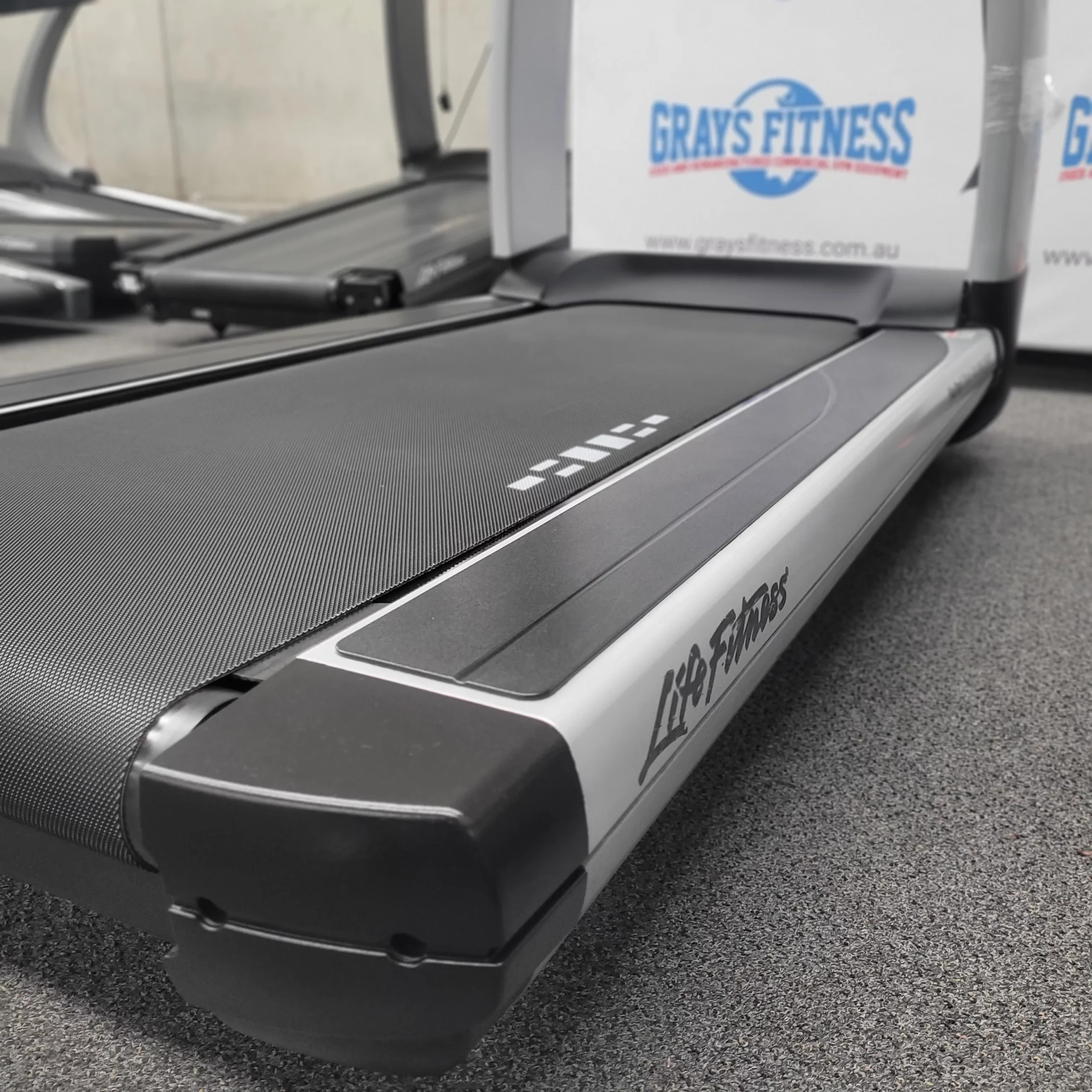 Life Fitness 95T Elevation Series Treadmill with Discover SE - Image 4