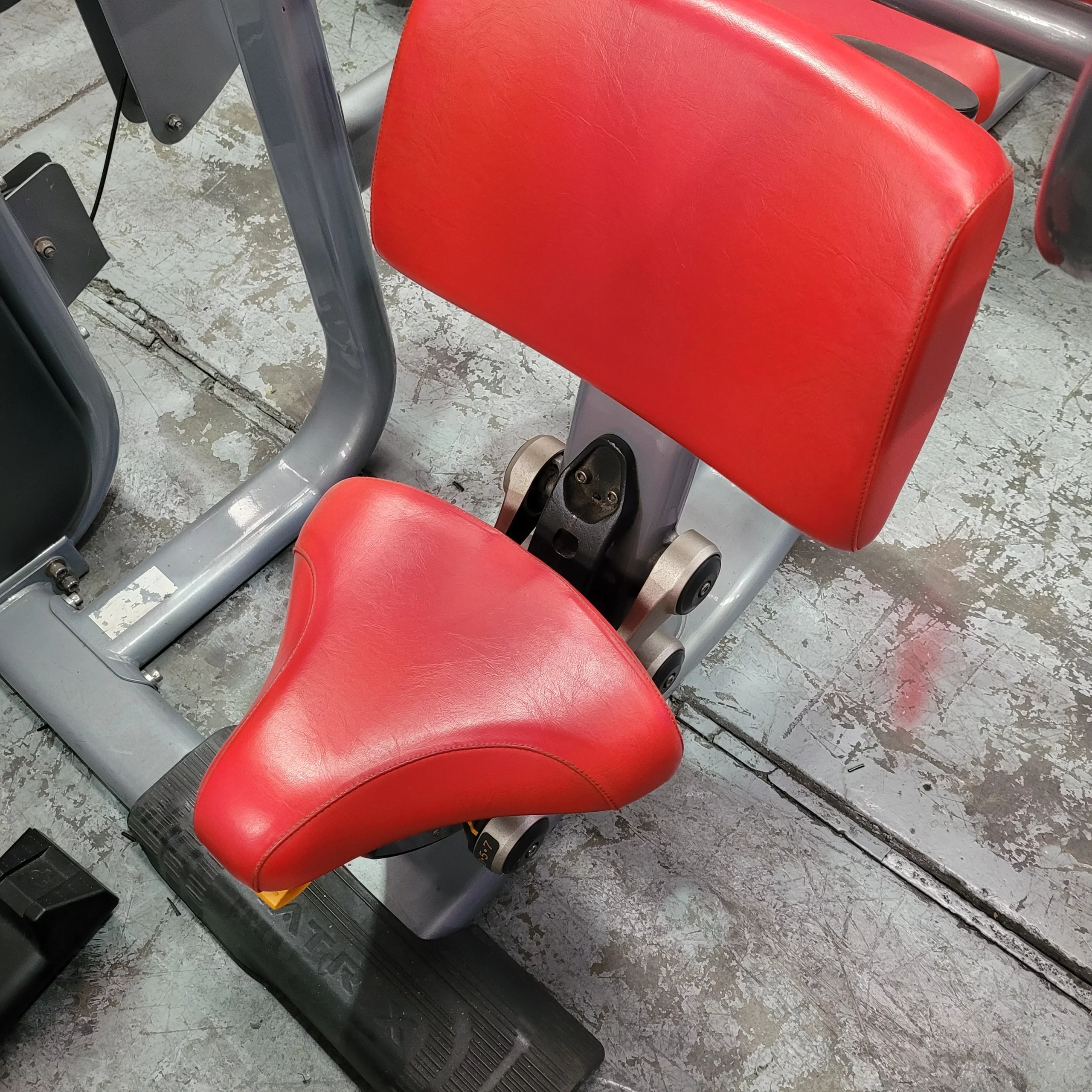 Matrix Ultra Abdominal Crunch - Silver Frame Red Upholstery - Image 3